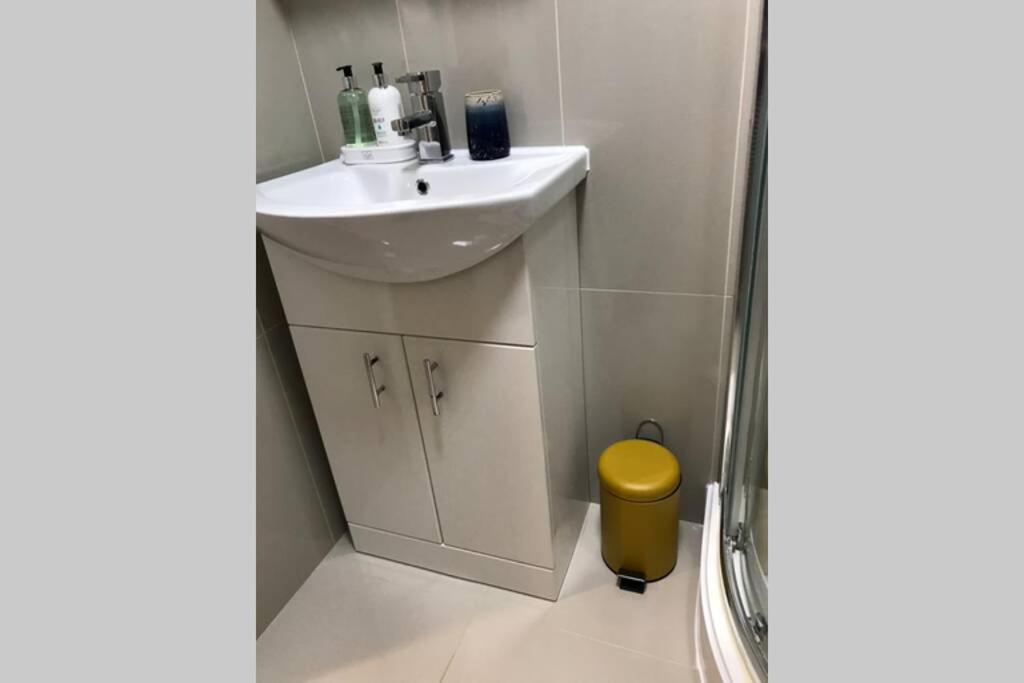 Marie'S Serviced Apartments- 2 Bedroom City Stay Bedford Exterior photo
