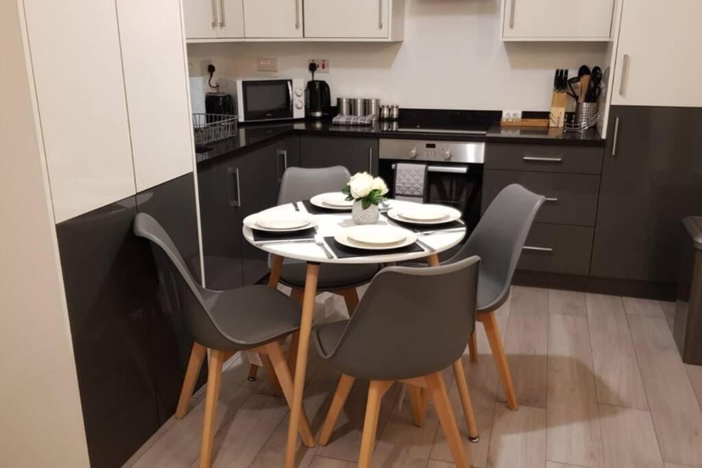 Marie'S Serviced Apartments- 2 Bedroom City Stay Bedford Exterior photo